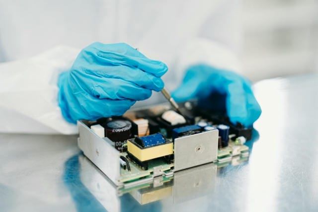 セキュリティリスクと労働時間の課題